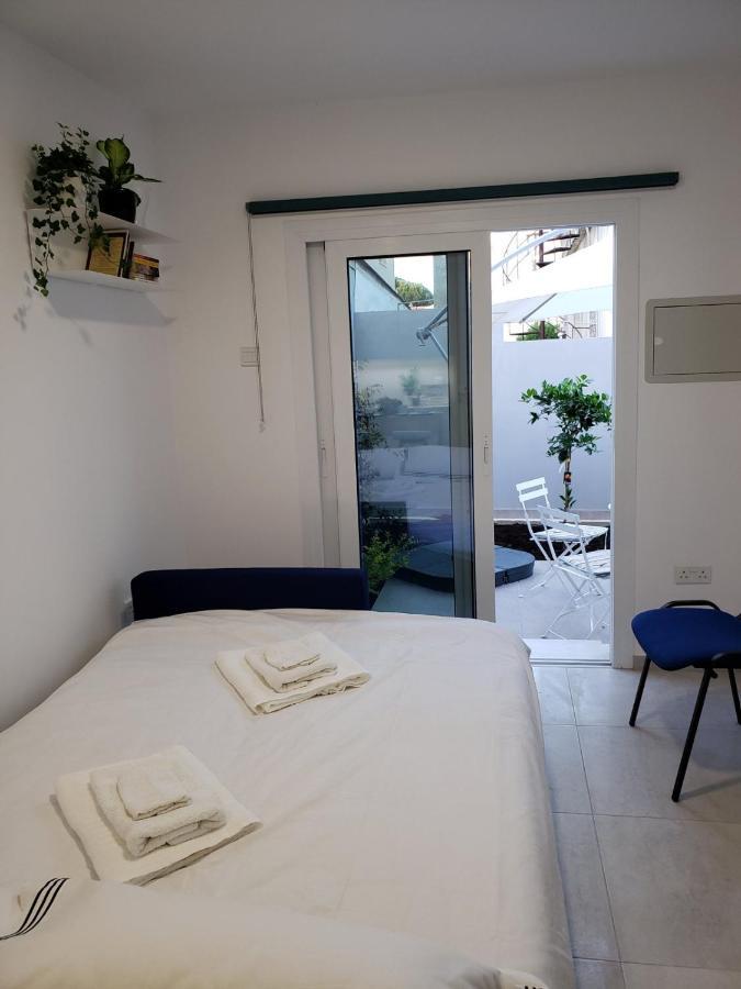 Modern & Cozy Studio W/ Backyard Near City Center 레메소스 외부 사진