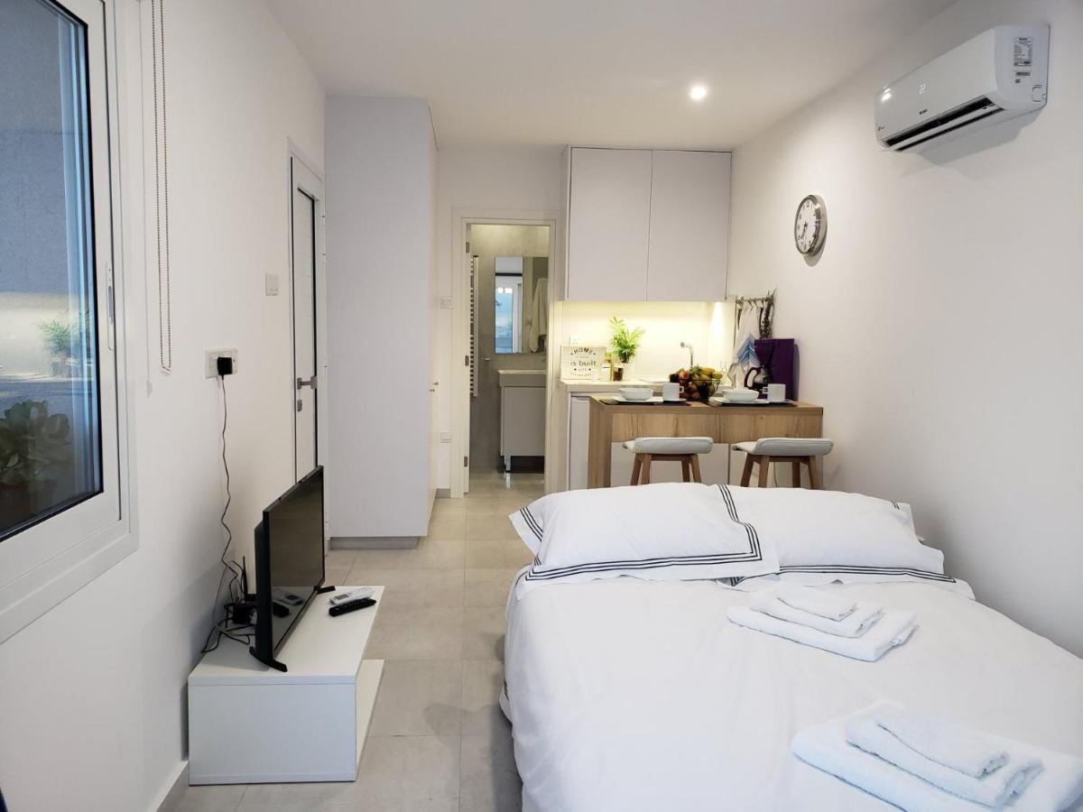 Modern & Cozy Studio W/ Backyard Near City Center 레메소스 외부 사진